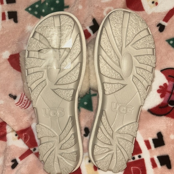 Brand New Cream UGG Plush Slippers
Size: 10 - Picture 3 of 3